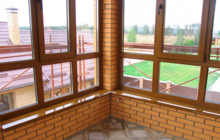 Из какого материала лучше выбрать подоконник для балкона или окна?